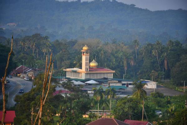 Pemandangan Masjid Jenderam Hulu